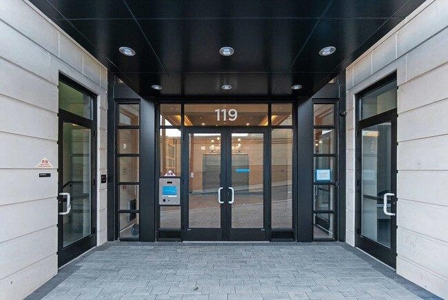 Building Photo - 119 Peter St