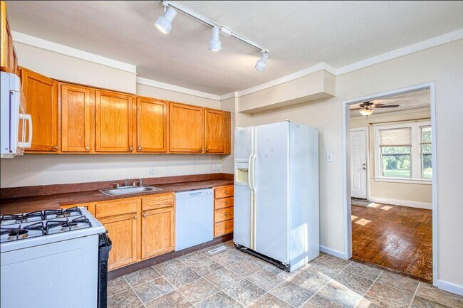 Building Photo - 77 W Bernhard Ave