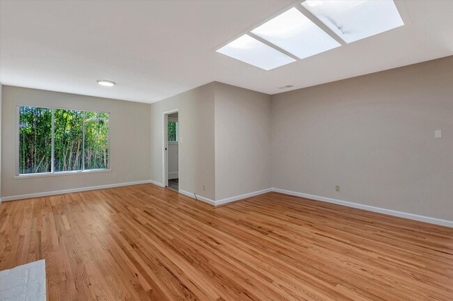 Building Photo - Beautifully Remodeled 4 Bedroom (+ bonus room and closet) 2 Bathroom Mountain View Home!