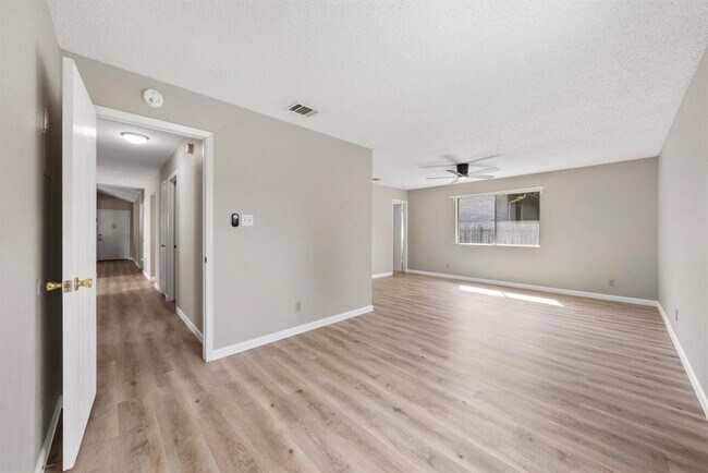 Building Photo - 2404 Broken Oak Dr