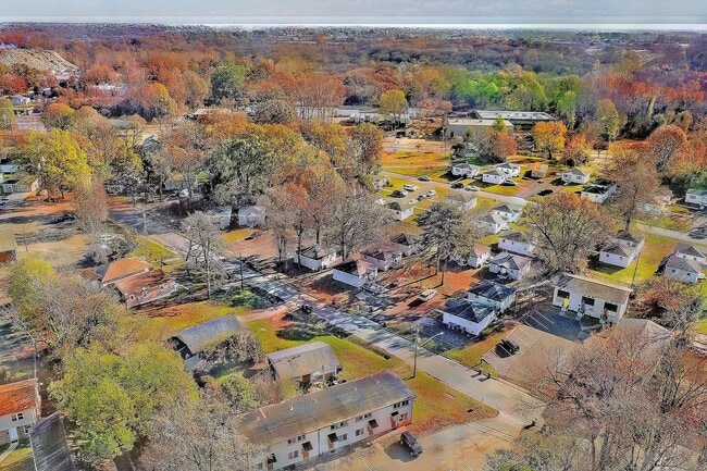 Building Photo - "Experience Urban Living at its Finest at The Flats at 2200!/"¡Experimenta la Vida Urbana en su M...