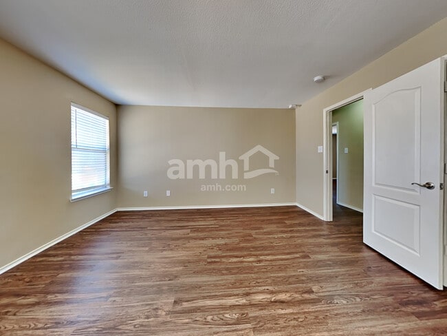 Building Photo - 729 Redwing Dr