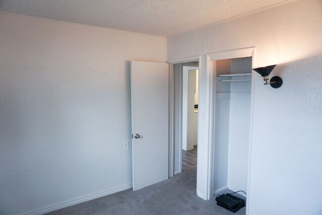 Building Photo - 194 E 4800 S