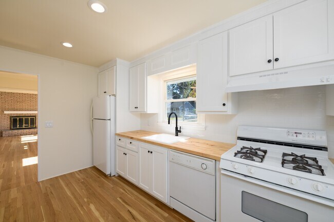 Building Photo - 361 Meadowbrook Ave