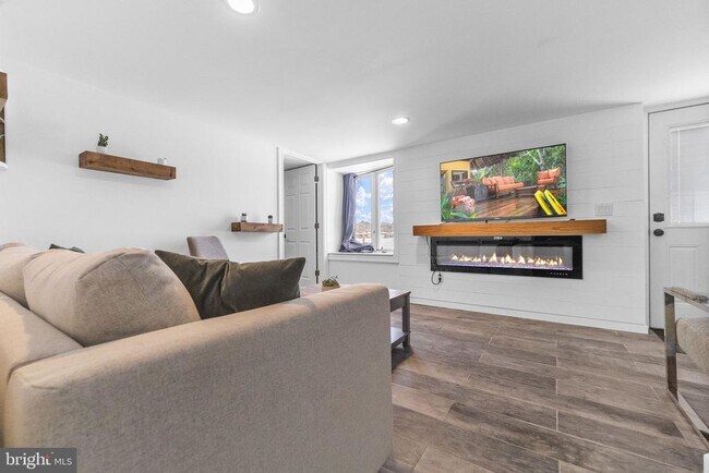 Building Photo - 191 Lakeshore Dr