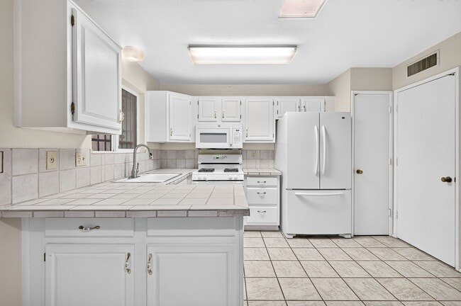 Building Photo - 510 W Cll Lago