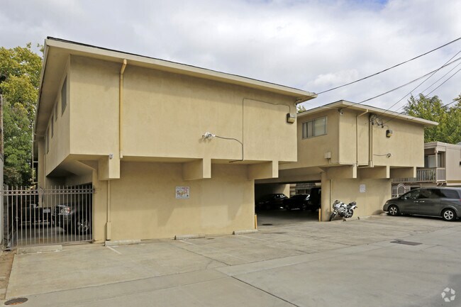 Building Photo - Lions Court