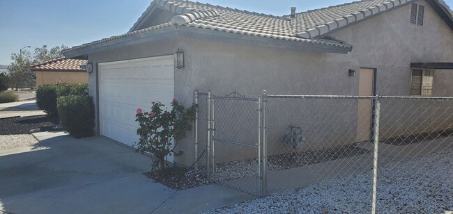 Building Photo - Silverlake's Home- 3 Bedrooms, 2 Bathrooms...