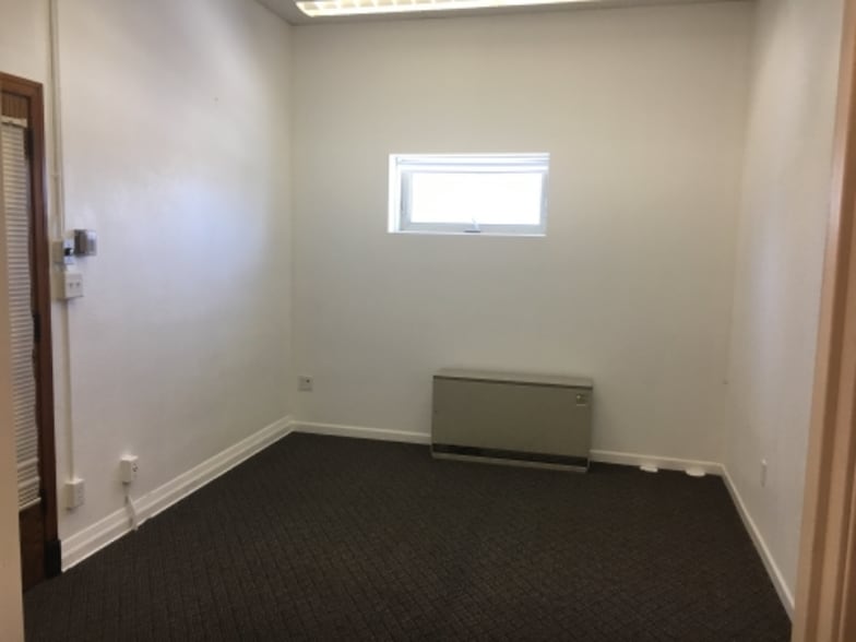 Building Photo - 208 Center St