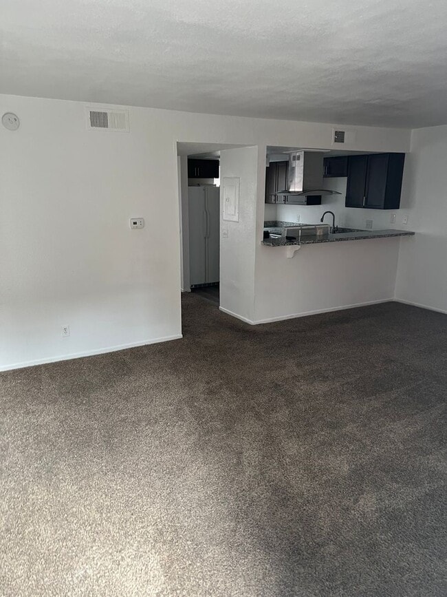 Building Photo - 3 Bedroom 2.5 Bath Bruce & Stewart