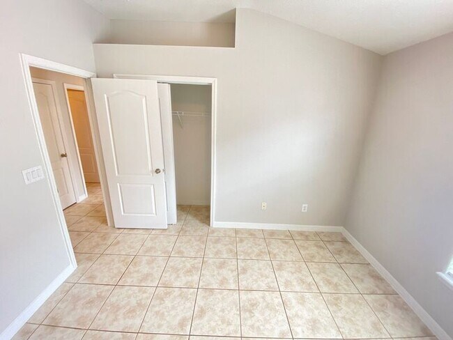 Building Photo - 6610 S Goldenrod Rd