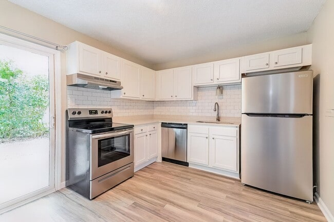 Building Photo - Renovated ~ 2 bedroom / 1.5 Townhome in We...