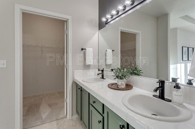 Building Photo - 21724 SW Vintner Ln