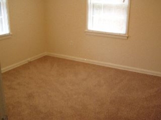 Building Photo - Cute One Level House with Eat-In Kitchen
