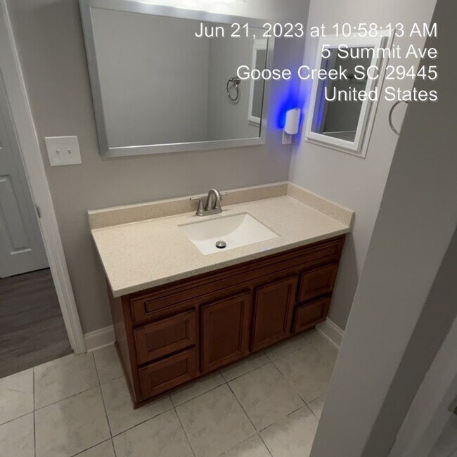 Building Photo - Relaxed Living with Spacious Yard in Goose...