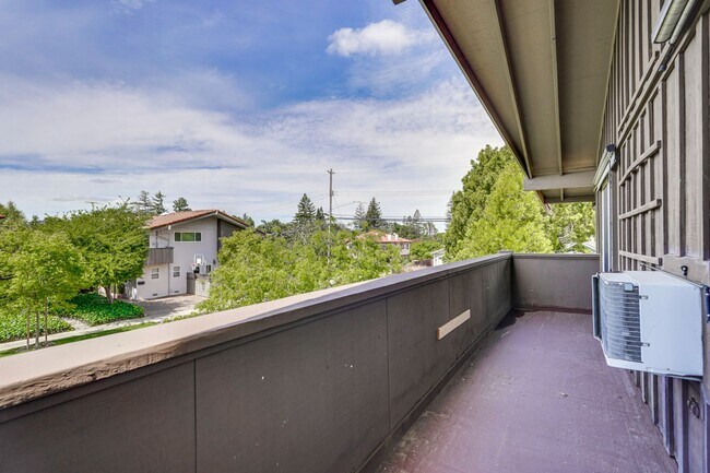 Building Photo - Top floor 2 Bed 2 Bath Condo in Los Altos!