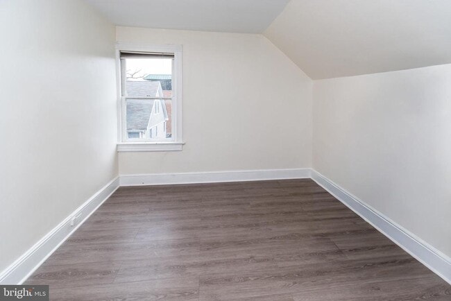 Building Photo - 24 Bank St