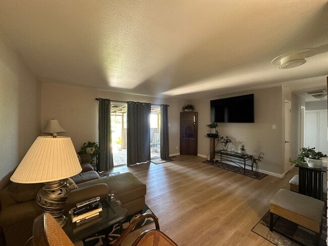 Building Photo - Adorable 3 bedroom home in Raleigh Heights