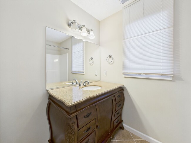Building Photo - Bright & Spacious 4-Bedroom Home Located i...