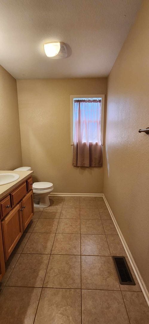 Building Photo - Spacious Town House for Rent