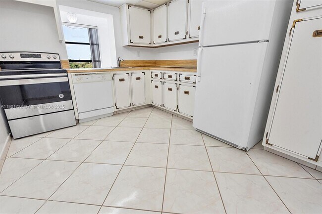 Building Photo - 600 Parkview Dr