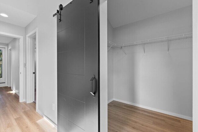 Building Photo - Newly Built Air-Conditioned Luxury Townhome in Highly Desired Admiral