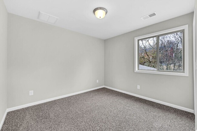 Building Photo - 420 S 2nd St