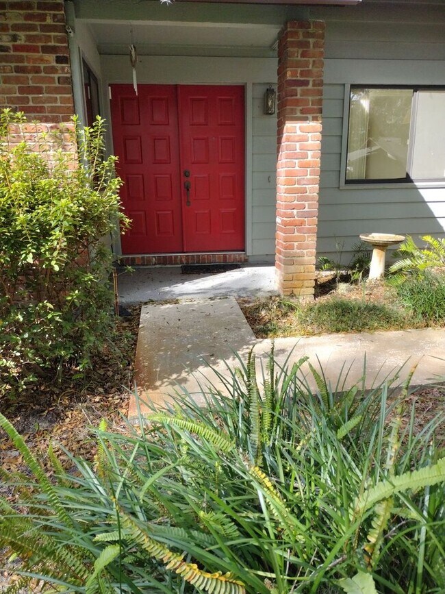 Building Photo - 3 BR 2 BA 1 C GAR CONDO