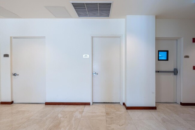 Building Photo - 2475 Brickell Ave
