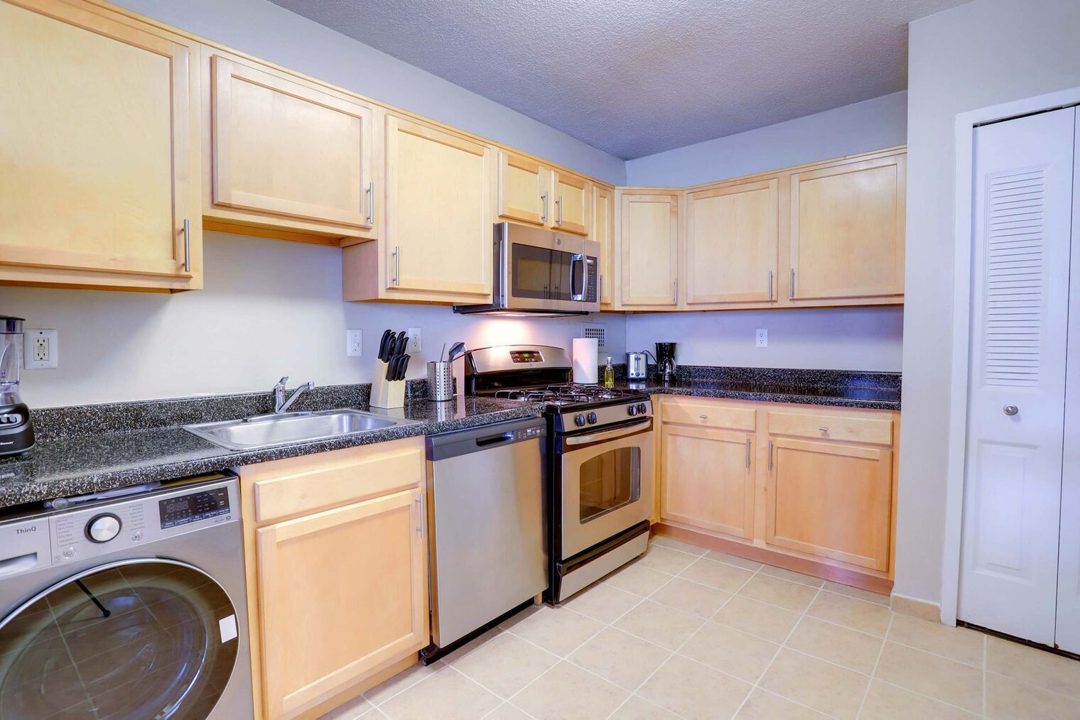 Building Photo - 1201 S Bell St