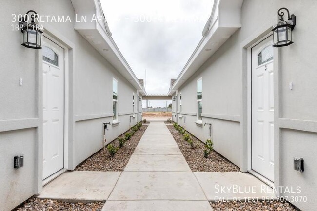 Building Photo - 300 Retama Ln