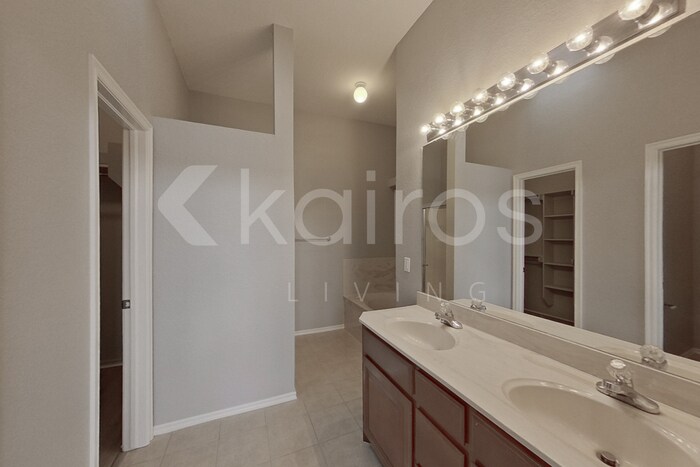 Building Photo - 912 SE 38th St