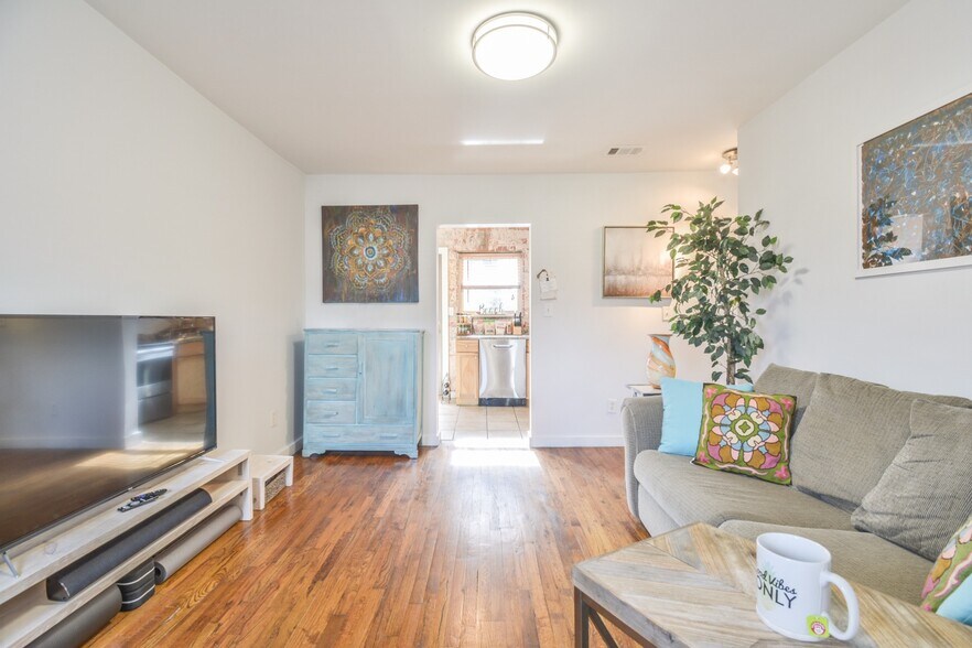 Primary Photo - 571 Formwalt St SW