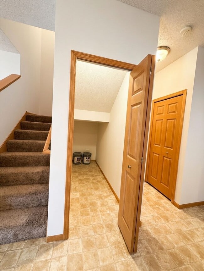 Building Photo - Rare 2bed + Loft Townhome in Maple Grove