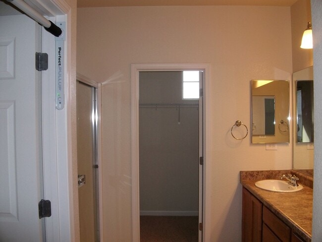Building Photo - Well maintained 3 bedroom, 2-1/2 bath, 2-car garage $2400.00