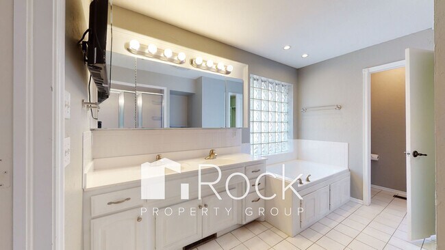 Building Photo - Need space? Take a look at this 4 Bedroom/4.5 Bathroom Home in SW Edmond! *HALF OFF 1st Month's R...