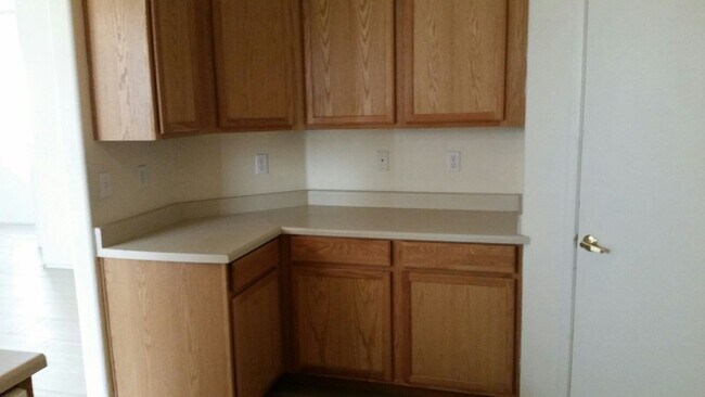 Building Photo - 4 Bedroom home for rent