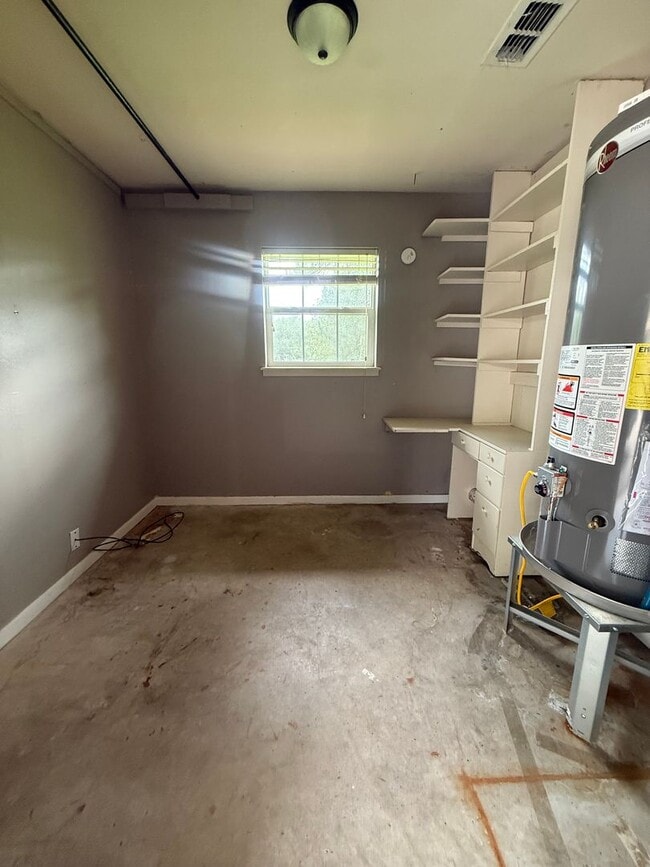 Building Photo - 4-bed/2-bath in South Tyler!