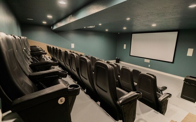 Building Photo - Luxury 5 Bedroom 3 Bath with Upscale Ameni...