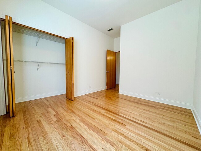 Building Photo - Fully Renovated 3-Bed/2-Bath in Lincoln Park, Parking Included!
