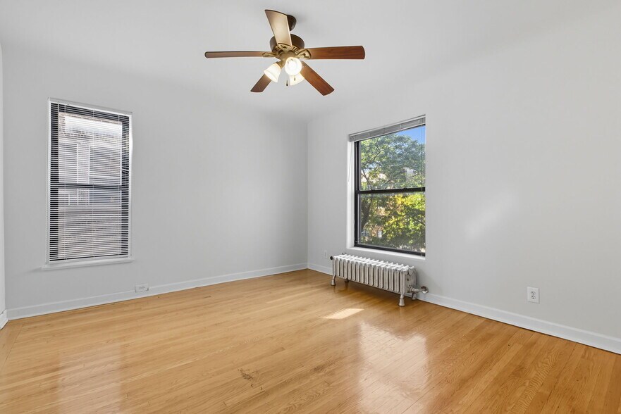 Building Photo - 3939 N Pine Grove Ave