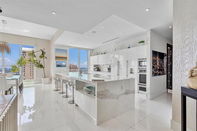 Building Photo - 900 Brickell Key Blvd