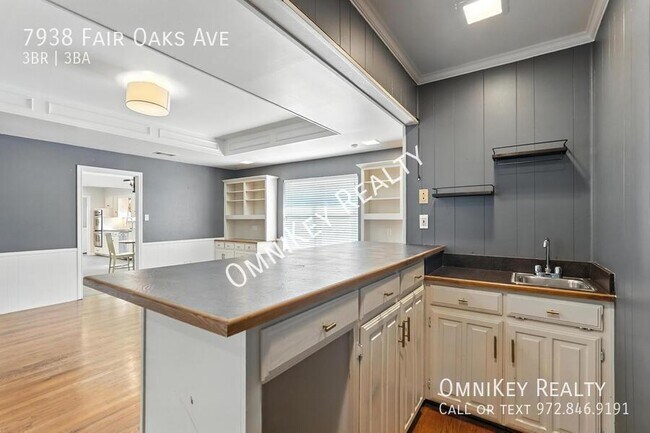 Building Photo - 7938 Fair Oaks Ave