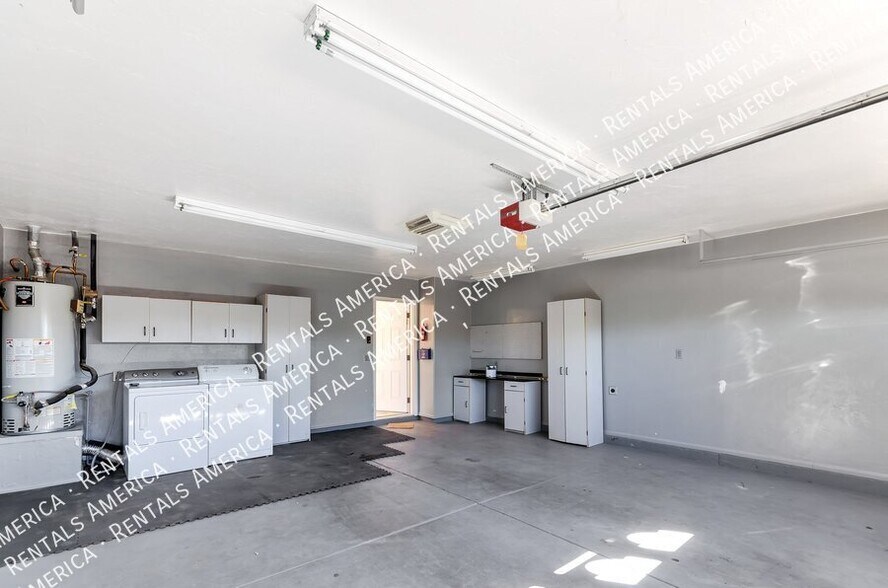 Building Photo - 4165 E Frankfort Stravenue