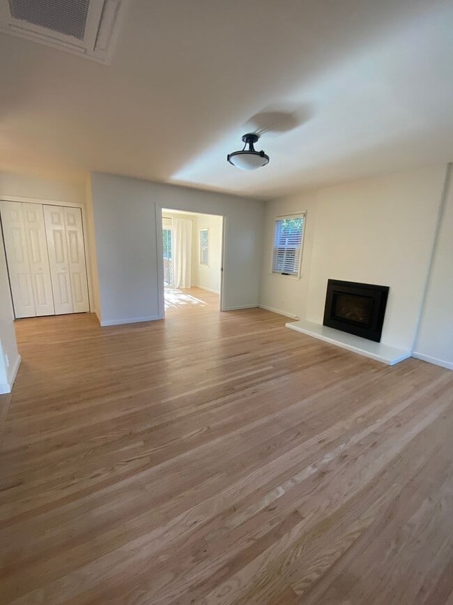 Building Photo - Bright & Cheery 2 Bedroom Home