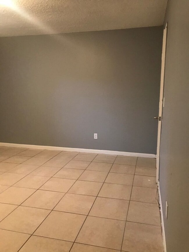 Building Photo - SPACIOUS RANCH STYLE 3 BEDROOM 2 FULL BATH...