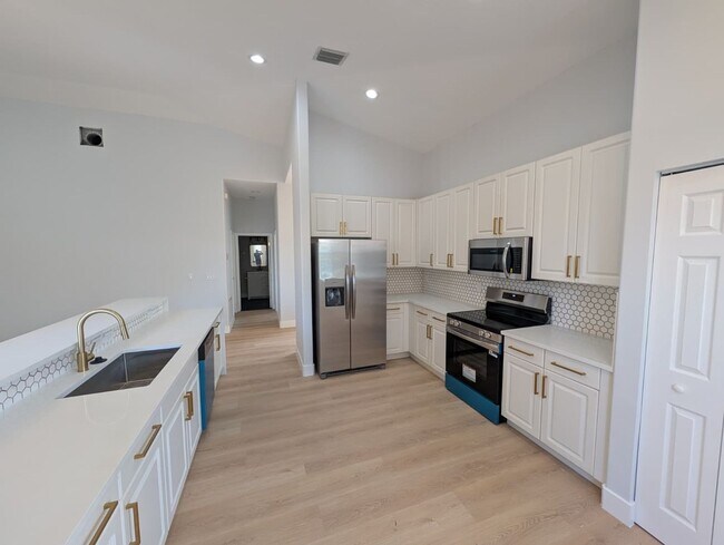 Building Photo - Luxury-Style 3BR Home in Prime West Palm Beach Location