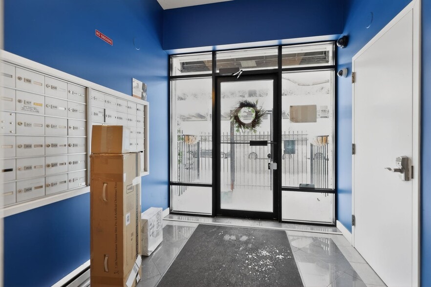 Building Photo - 811 W Eastwood Ave