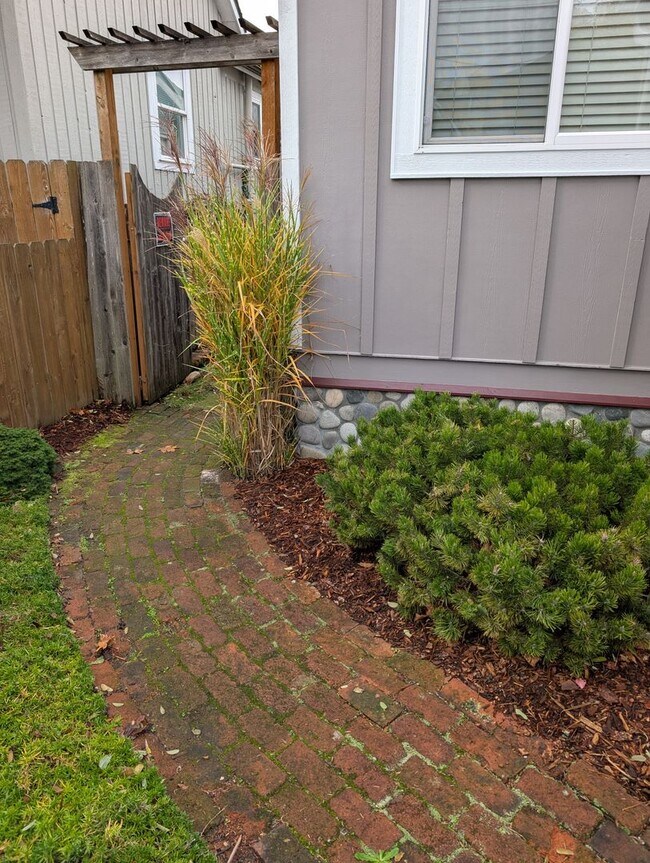 Building Photo - Easy Commute with Stunning Views!