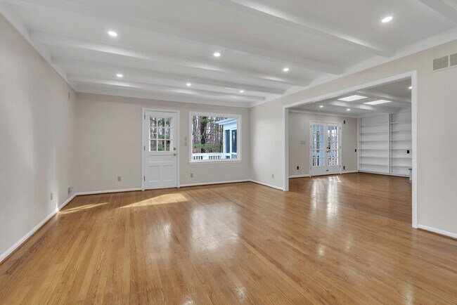 Building Photo - 8616 Chateau Dr